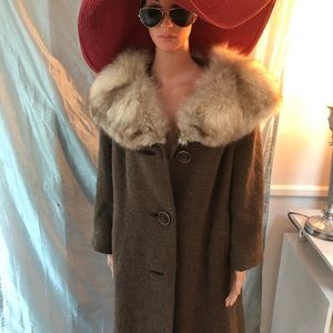 Selling wall knee length soft coat with fur collar very warm vintage $125